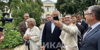 Выпускники делают селфи с Владиславом Шапшой - Телерадиокомпания Ника