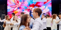 Фестиваль «Прекрасное далёко» в Кургане: выпускники простились с детством под дождём и под хиты Ханны - Новый мир