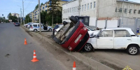 В Омске «Тойота» опрокинулась и врезалась в три стоящих авто - ИА Новый Омск