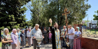 Почти каждую неделю на территории строящегося храмового комплекса батюшка Георгий служит молебны. Также там проходят крестные ходы. - Газета Авангард