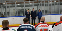 Фото: пресс-служба СФ | Поддержка на льду: сенатор Александр Ролик побывал на тренировке слейдж-хоккейного «Союза» - PrimPress.Ru