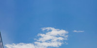 the plane is flying in the blue sky - NeruLife.Ru