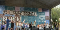 На Петровском бульваре продолжается праздничная программа, посвященная Дню молодёжи - Администрация г. Бийск