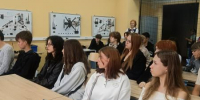 БУДУЩИЕ АЙТИШНИКИ ЭТИ ПОЗНАКОМИЛИ ШКОЛЬНИКОВ  С БЕСПИЛОТНИКАМИ НА ЯРМАРКЕ ТРУДОУСТРОЙСТВА - ЭТИ СГТУ