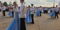 выпускники танцуют вальс. - Город Шарыпово