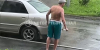 Полуголый мужчина ходил по улицам Косулино с ножом и бил по стенам домов кувалдой - Фото 1 - JustMedia