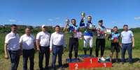 Самые быстрые скакуны в Арске! Скачки на Арском Сабантуе начались в час дня Румия Надршина  Соревнования вел глава Янга-Салского сельского поселения Айрат Сафин. В скачках приняли участие 32 лошади. Приехали и из соседних районов. В забегах участвовали двухлетние, рабочие лошади, полукровные и чистокровные скакуны. - Арский район