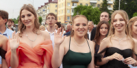 Городской праздник «Выпускной бал – 2026» отметили свыше 400 междуреченских одиннадцатиклассников - Междуреченский городской округ
