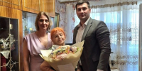 Ветеран СВО поздравил астраханку с 90-летием - Астрахань 24