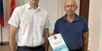 В Великих Луках наградили охранника, предотвратившего поджог в администрации города - InformPskov.Ru