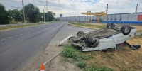 В Волжском водитель ВАЗа снес отбойник и перевернулся: двое пострадали - Volzsky.Ru