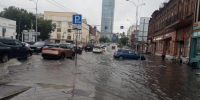 Центральные улицы Екатеринбурга затопило из-за затяжных дождей - EaNews.Ru