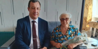 95-летняя труженица тыла Вера Есева и глава Железнодорожного района Барнаула Андрей Данькин / Фото: администрация Железнодорожного района Барнаула - ИА Амител