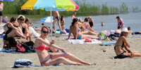 Пляж на острове Помазкин в Барнауле / Фото: amic.ru - ИА Амител