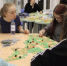 игра в настольную игру за столом - Научная библиотека