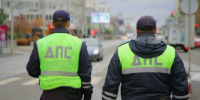 В центре Новосибирска столкнулись четыре автомобиля: одна машина перевернулась - Сиб.фм