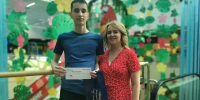 Сотрудники уголовно-исполнительной системы Тюменской области поздравили с днём рождения сына коллеги, погибшего на СВО - УФСИН