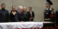 Владимир Путин возложил цветы к гробу экс-министра обороны Сергея Иванова - КТВ-ЛУЧ