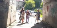 Пенсионерки в Кургане живым щитом перекрыли арку от машин - Область 45