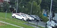 На видео попало падение дерева на припаркованные машины в Нижнекамске - ИА Татар-информ