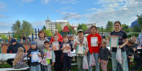 В Кирове на улице Полевой, дом №12, во дворе жилого дома состоялся турнир по настольным играм «Дружно, все вместе!» (0+). Мероприятие приурочили к Международному дню шахмат. - Кировская правда