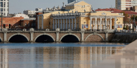 На фото - набережная реки Миасс на фоне Челябинской филармонии, Изображение. - Правительство Челябинской области