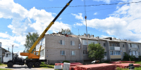 В г. Мглине на Брянщине ремонтируют кровли двух многоквартирных домов - Мглинские Вести