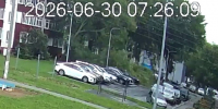 В Нижнекамске дерево рухнуло на припаркованные машины — видео - ТРК Татарстан-Новый век