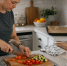 Зачем класть влажное полотенце под доску: 9 кухонных мелочей, после которых готовить становится заметно удобнее - Prochepetsk.ru