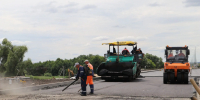 На мосту по проспекту Булатова в Курске продолжают укладывать асфальт - Курская правда