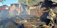 Мощный пожар охватил два дома, баню и гараж в Нижегородской области: фото - фото 2 - vGorodeN.Ru