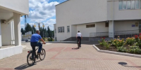 В Курской области Александр Чепик перемещается по Курчатову на велосипеде - Курская правда