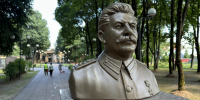 Сталин на лацкане: в Литве власти не заметили портрет вождя на бюсте и теперь не знают, что делать - LiveKuban.Ru