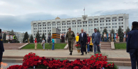 Возложение цветов к Вечному огню у горельефа Скорбящей Матери-Родине - Справедливая Россия