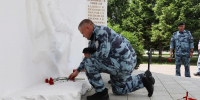 В день ветеранов боевых действий сотрудники спецподразделений столичного главка Росгвардии приняли участие в памятных возложениях - Росгвардия