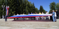 В Сыктывкаре в честь ветеранов боевых действий развернули большой флаг Российской Федерации - ИА Комиинформ