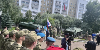 Сотрудники Елабужского городского суда возложили цветы к памятнику воинам-интернационалистам - Елабужский городской суд