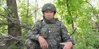 Боец сахалинской бригады во время зачистки спас пожилого человека из села в ДНР - News.Astv.Ru