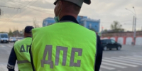 В Барнауле перед судом предстали двое местных жителей, обвиняемых в применении насилия в отношении сотрудника полиции в связи с исполнением им должностных обязанностей - Следственный комитет