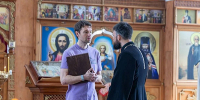 Алексей Вихарев в Крестовоздвиженском храме в Нижних Сергах, который пострадал от паводка(2026)|Фото: Волонтерский центр Алексея Вихарева - Накануне.Ru