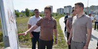 Вячеслав Франк проверил ход благоустройства общественной территории / Фото: мэрия Барнаула - ИА Амител