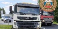 В Балаковском районе грузовик сбил дорожный знак и свалил его на прохожую - Четвертая Власть