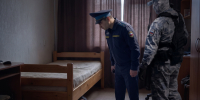 В Астрахани неплательщик алиментов пытался спрятаться под кроватью от приставов - Юг России