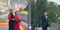 Сергей Яхнюк поздравил жителей Коммунара и вручил награды активным горожанам - Единая Россия