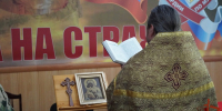 священник читает молитву - ИА Nord-News.Ru