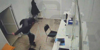 Пьяный сопровождающий попал на камеры видеонаблюдения, фото: ГБ Орска - Ural56.Ru