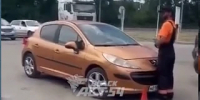 В Новосибирске автоледи в очереди за бензином чуть не задавила сотрудника АЗС - Precedent.TV