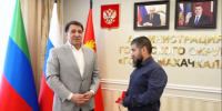 Мэр Махачкалы Джамбулат Салавов вручил ключи от квартир детям-сиротам - РИА Дагестан