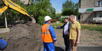Депутаты Владимир Седельников и Андрей Бондаренко проверили капремонт школы и благоустройство сквера в Ленинском округе Омска - Вечерний Омск