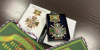 Сотрудники Пограничного управления ФСБ России по восточному арктическому району передали в фонды ММК «Победа» памятный нагрудный знак - Минкультуры Сахалинской области